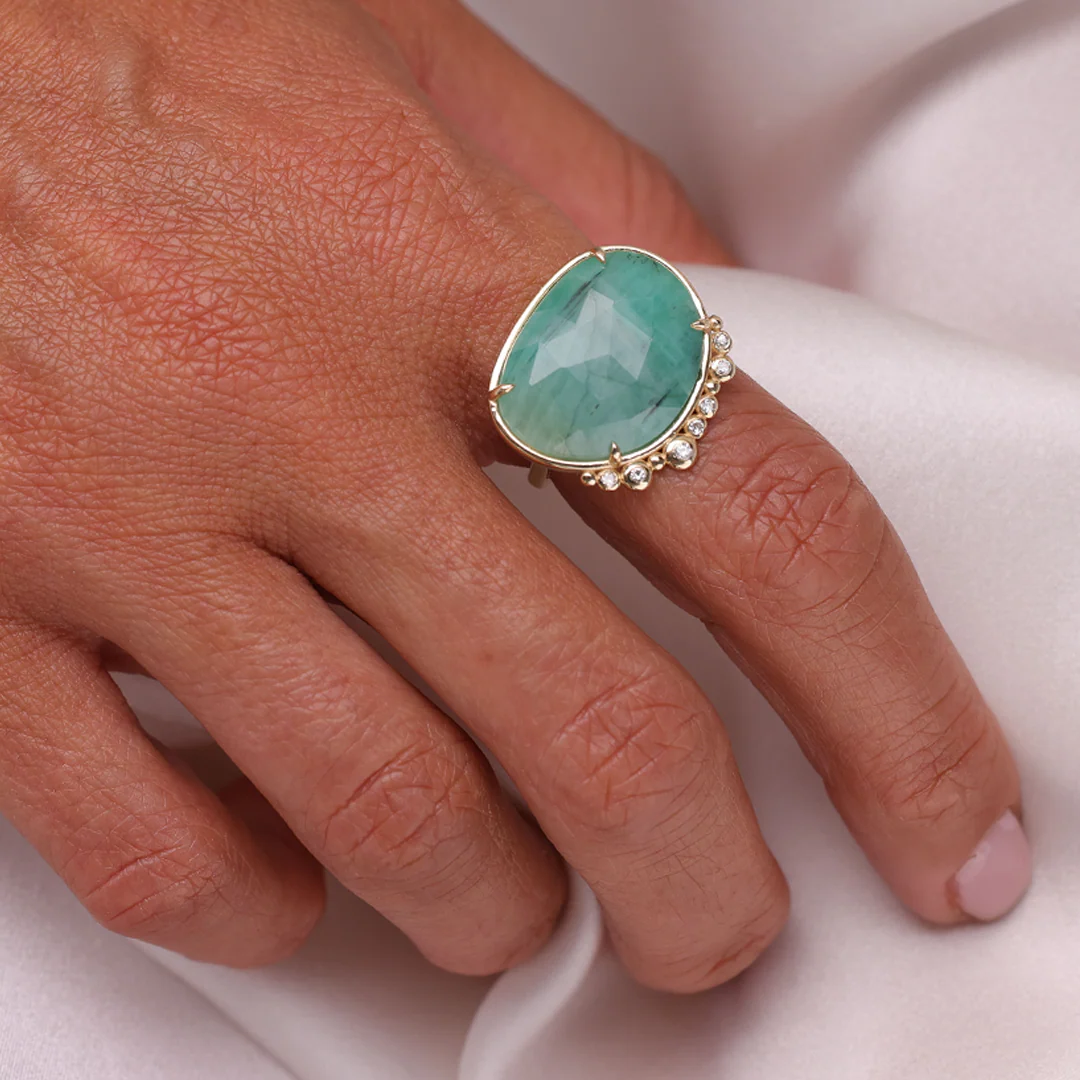 14K Gold Irregular Emerald Ring with 7 Diamonds - Image 5